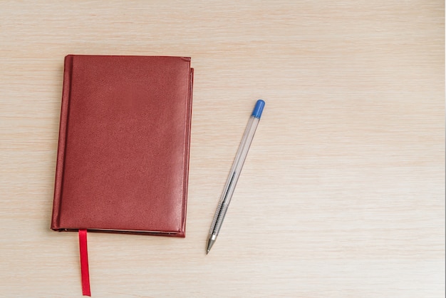 Notebook, een dagboek met een pen voor het opschrijven van cases op het bureaublad