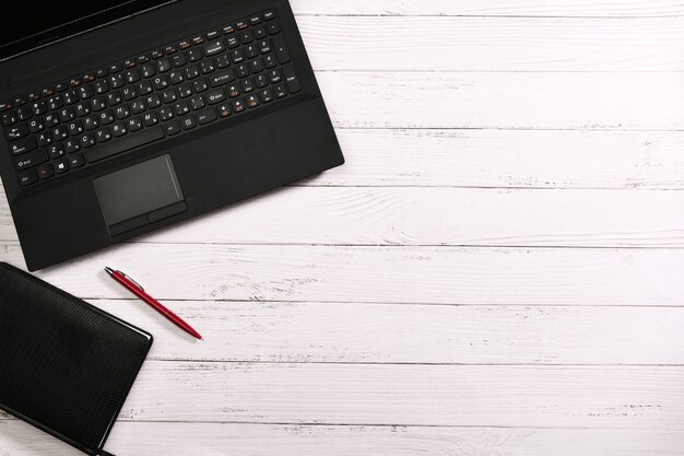 Notebook en laptop op een houten tafel