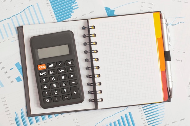 Notebook en rekenmachine op tafel Financiële ontwikkeling Bankrekeningstatistieken