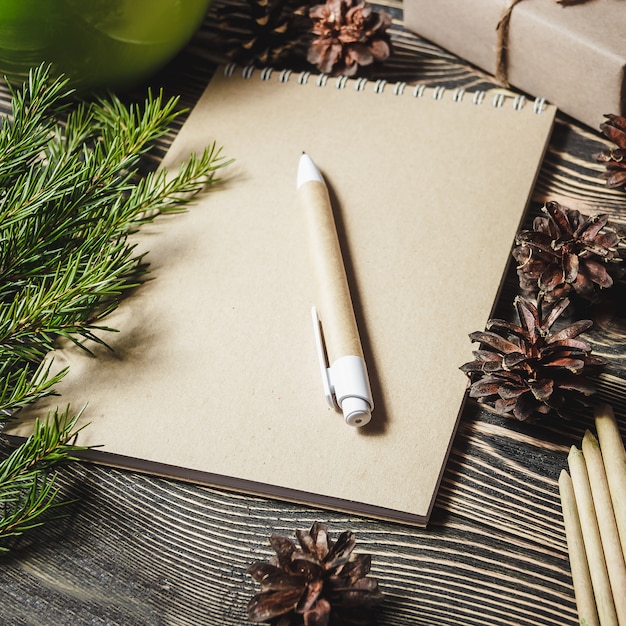 Notebook in het midden van de kerstversiering