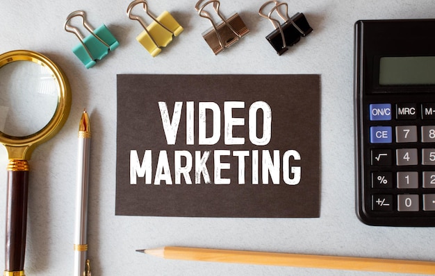 Notebook met hulpmiddelen en aantekeningen over video marketing