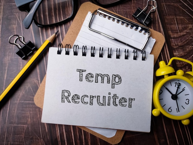 Notebook met toolls en tekst temp recruiter