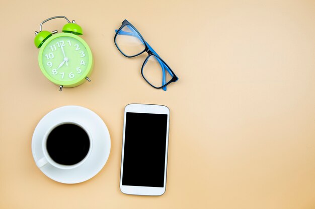 Фото Мобильный телефон калькулятор черный кофе белый чашка зеленый часы