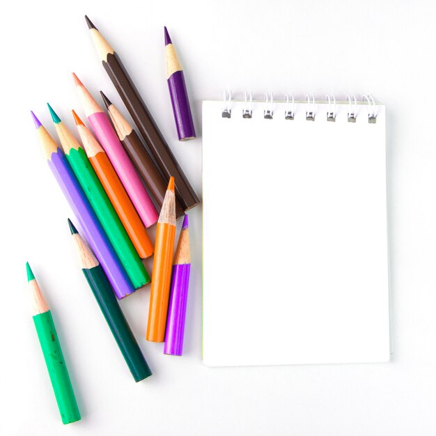 ノートと白い背景の上の鉛筆のノート