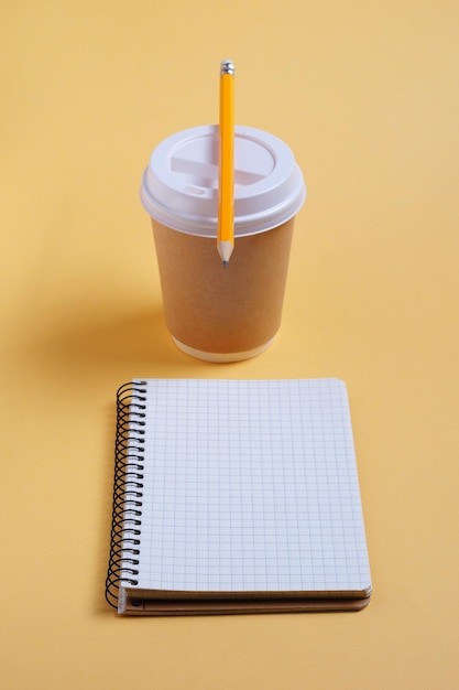 공책 연필과 음료수 컵