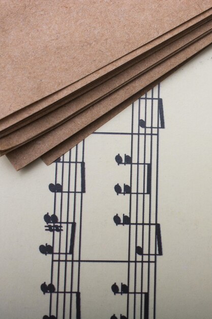 사진 음악적 음표 를 담은 종이 위 에 놓인 노트북