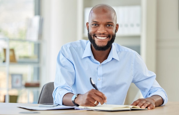 Notebook planning schrijven en zakenman bezig met financiële strategie in werk kantoor blij met corporate ccompany en herinnering in boek Portret van gelukkige Afrikaanse accountant bij het opstarten van de boekhouding