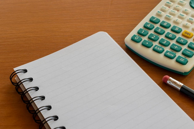 Notebook potlood en rekenmachine financiële controle concept