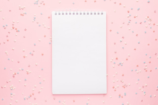 ピンクのノートと甘いペストリーのトッピング
