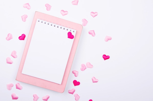 Notebook per lista dei desideri con cuori rosa su fondo bianco
