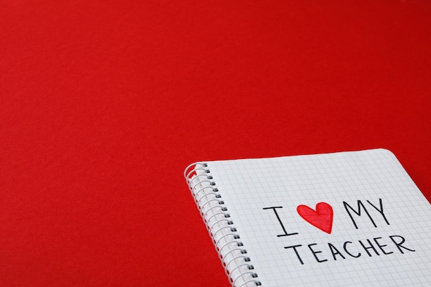 Записка с надписью " Я люблю своего учителя "