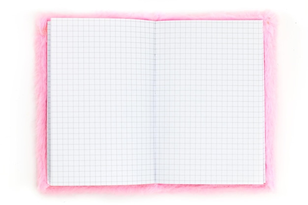 白い背景の上のピンクのカバーとノートブック