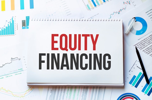 Quaderno con strumenti e note con testo financing equity