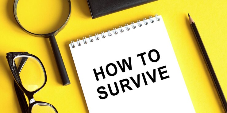 도구가 있는 노트북 및 텍스트가 있는 메모 HOW TO SURVIVE 비즈니스 시작 생존 개념 전염병 생존 의료 코로나바이러스 예방 개념