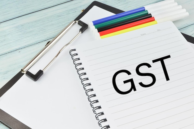 写真 gst と書かれたノート gst は物品サービス税です