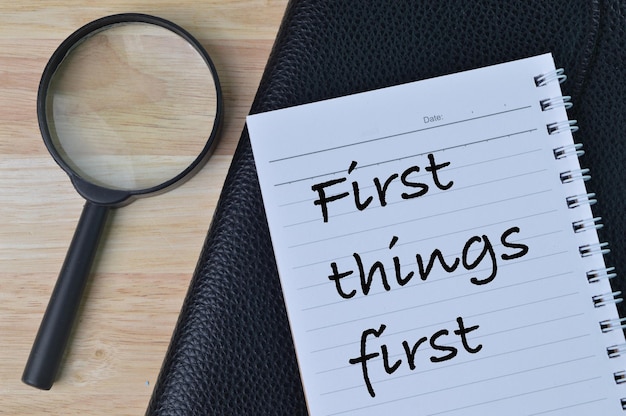 텍스트 FIRST THINGS FIRST로 작성된 노트북