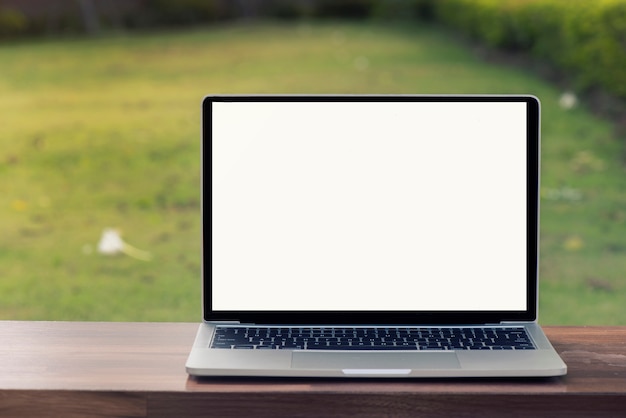 Notebookcomputers worden op een houten tafel geplaatst