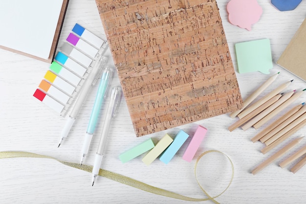 Notebooks met briefpapier op een witte tafel