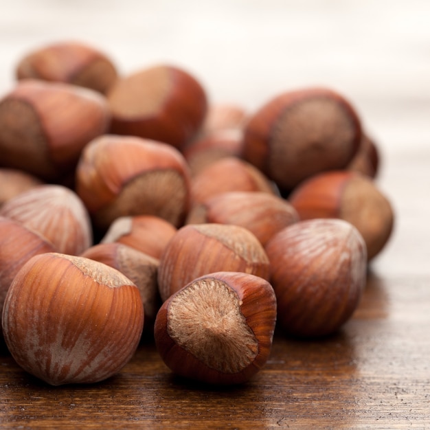 Noten aan houten tafel