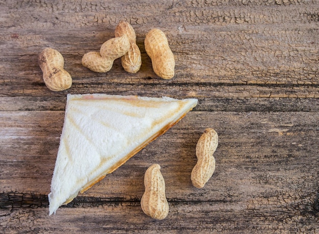 noten en brood op houten tafel