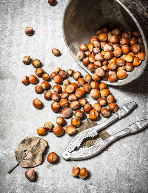 Noten in de oude pot op de stenen tafel