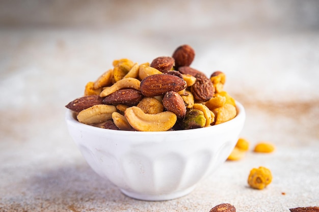 noten mix amandelen, cashewnoten, pistachenoten, pinda's verse gezonde maaltijd snack op tafel