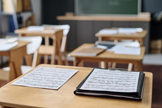 Noten op het bureau in de klas