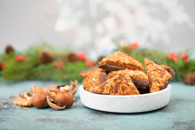 Notenhoekdriehoeken traditionele Duitse snoep genaamd Nussecke bedekt met chocolade kerstmis