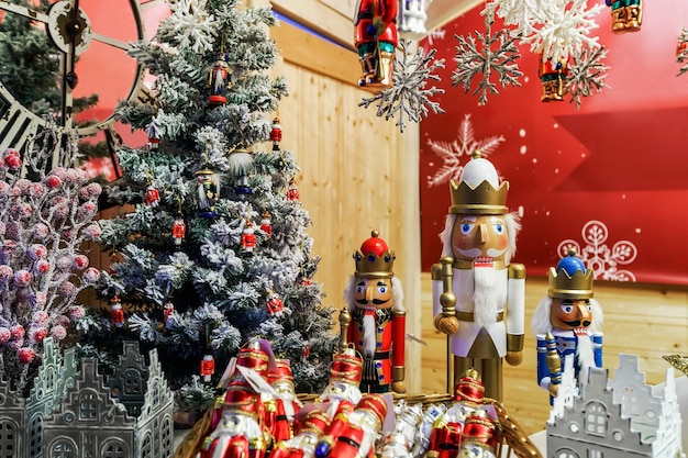 Notenkrakers en verschillende kerstboomversieringen als cadeau-souvenirs bij een van de vele kraampjes op de kerstbazaar in Vilnius, Litouwen.