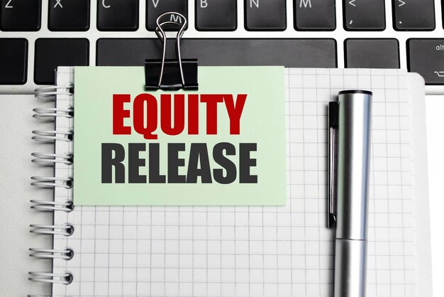 Notepad met de tekst op de laptop Equity Release