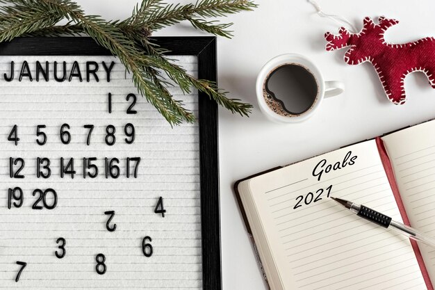 Quaderno per prendere note degli obiettivi e dei piani per il calendario del nuovo anno e l'albero di natale