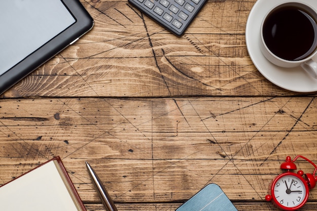 Foto blocco note per testo e tazza di caffè su fondo di legno