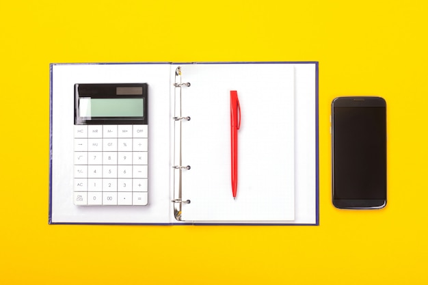Блокнот с шариковой ручкой, калькулятором и мобильным телефоном