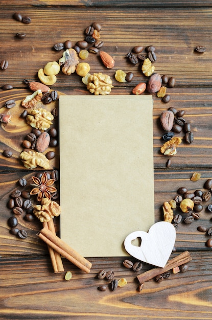 Foto blocco note con pagine di carta artigianale circondate da una cornice di chicchi di caffè