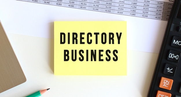 노트북 근처 바탕 화면에 DIRECTORY BUSINESS라는 텍스트가있는 메모장