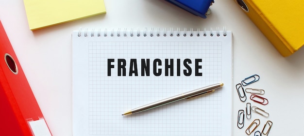 흰색에 텍스트 FRANCHISE와 메모장