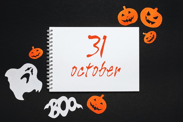 Blocco note con testo halloween su sfondo nero