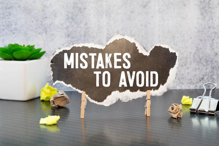 फोटो notepad with text mistakes to avoid lying on financial tables with a pen business and financial concept