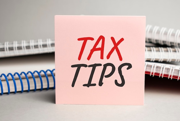 텍스트 TAX TIPS가 있는 메모장, 흰색 배경에 검은색 마커