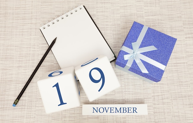 Notepad and wooden calendar for November 19