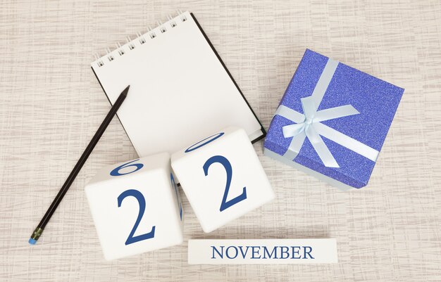 Блокнот и деревянный календарь на 22 ноября