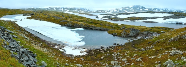 北ノルウェー山夏ツンドラ渓谷と小さな湖