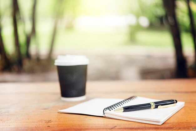 Notitieboek op tafel in de tuin