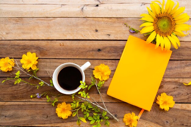 Notitieboekje, cacao en bloemen op houten