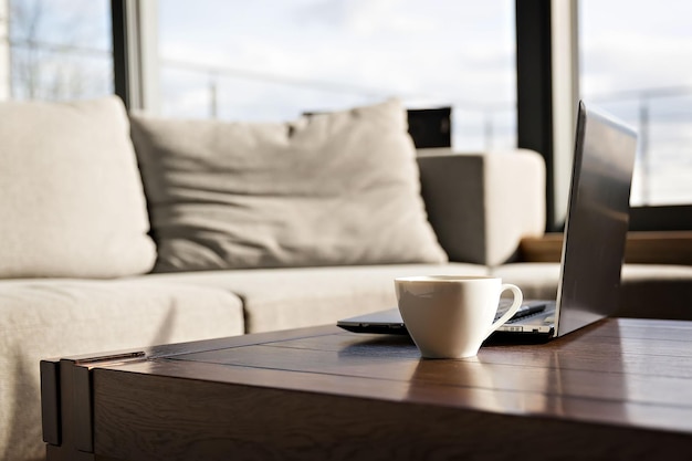 Notitieboekje geopend en koffie op tafel