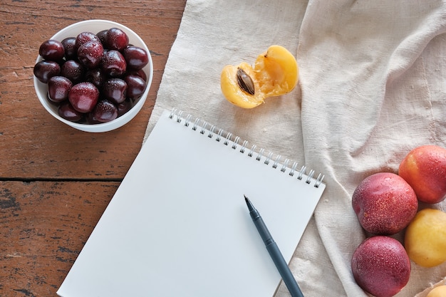 Notitieboekje met een pen ligt op tafel