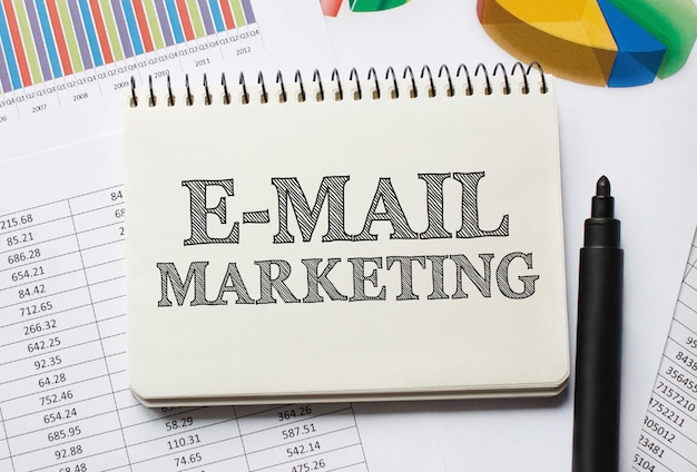 Notitieboekje met toolls en notities over e-mailmarketing, concept