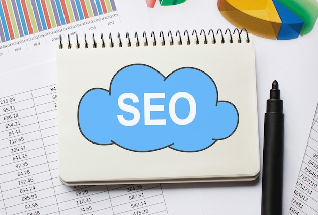 Notitieboekje met tools en notities over SEO