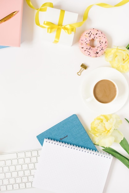 Notitieboekje voor dagelijkse planning met ontbijt op een witte achtergrond kopje koffie donut bloemen