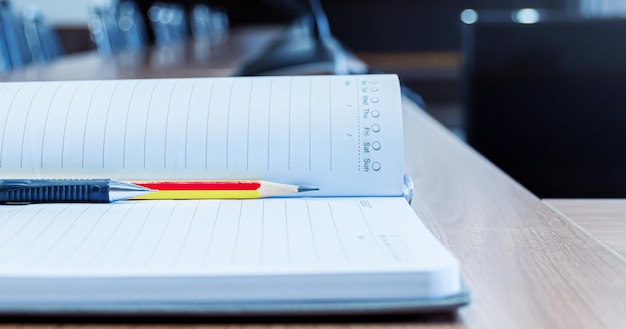 Notitieboekjes met potlood en pen op tafel in de vergaderruimte